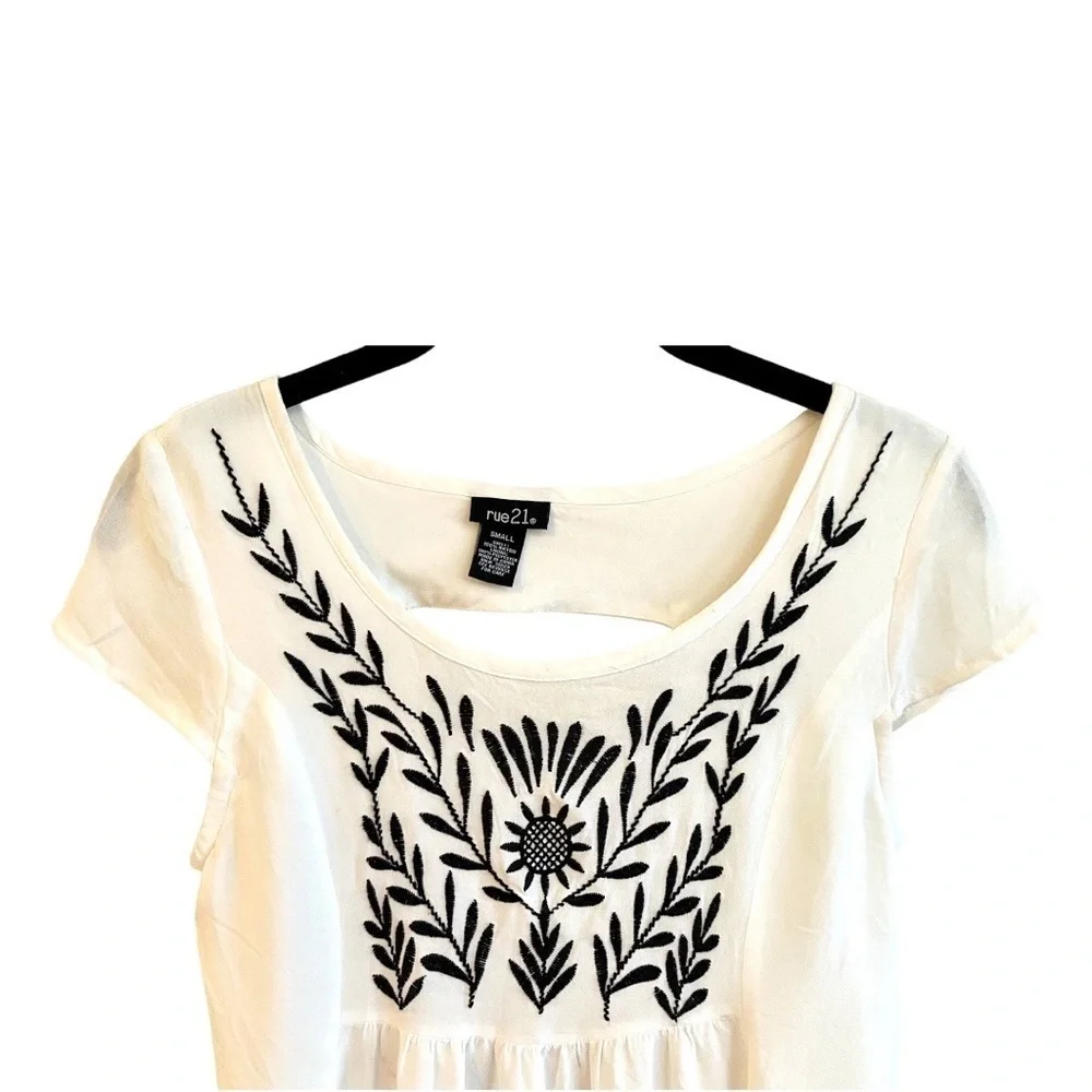 RUE 21, WHITE EMPIRE DRESS WITH BLACK EMBROIDERY. HI-LOW SKIRT. SIZE S